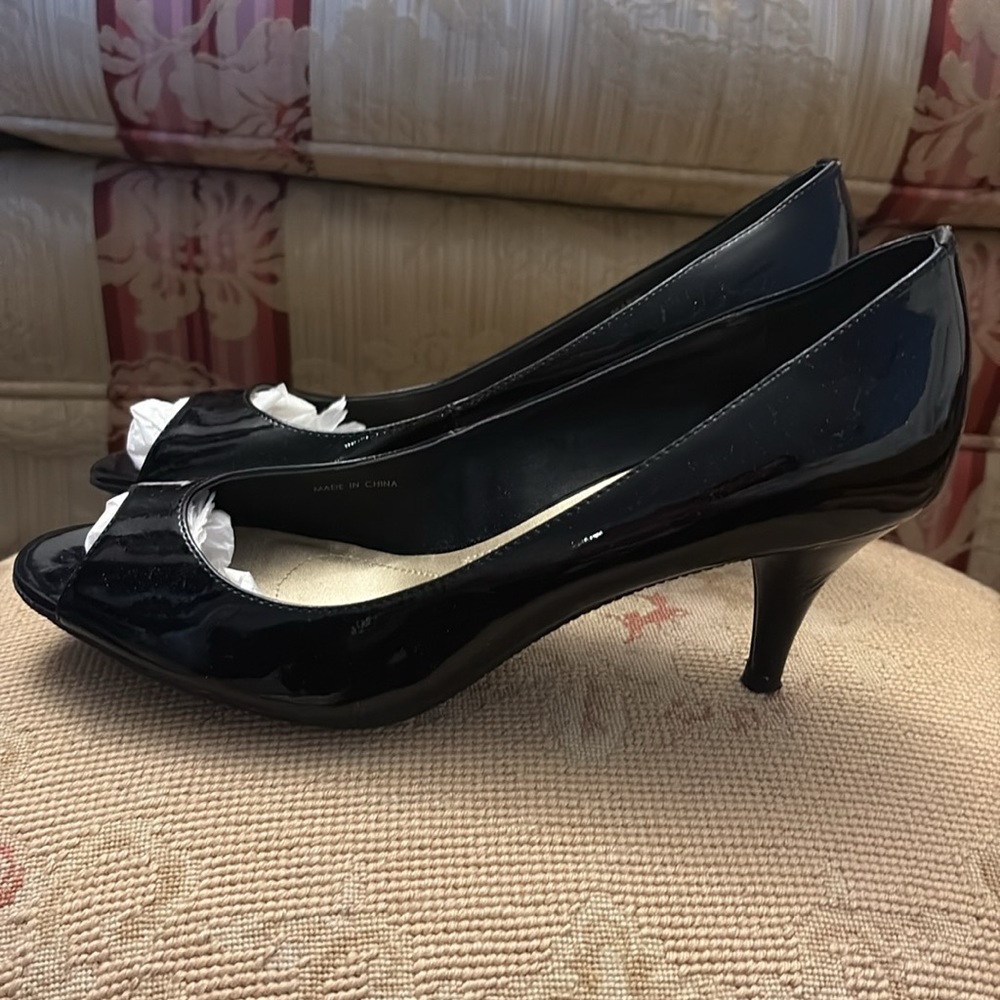 Tahari Glossy Black Peep Toe Heels - Picture 2 of 7